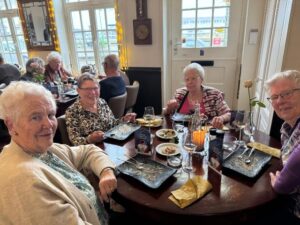 foto mensen aan tafel